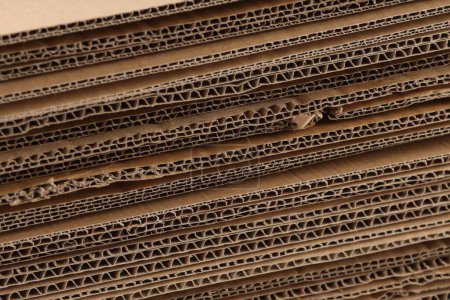 Hojas de cartón ondulado marrón como fondo, primer plano
