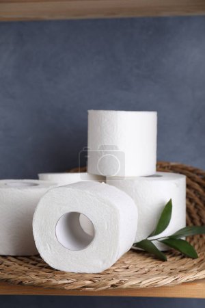 Téléchargez les photos : Rouleaux de papier toilette et feuilles vertes sur étagère - en image libre de droit