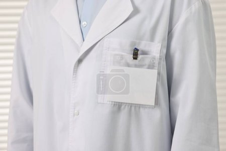 Arzt mit leerem Ausweis im Krankenhaus, Nahaufnahme