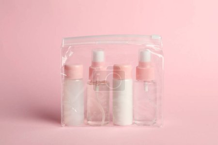Téléchargez les photos : Trousse de voyage cosmétique en sac plastique sur fond rose - en image libre de droit