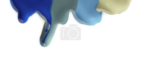 Téléchargez les photos : Mélange de vernis à ongles de différentes couleurs coulant sur fond blanc - en image libre de droit