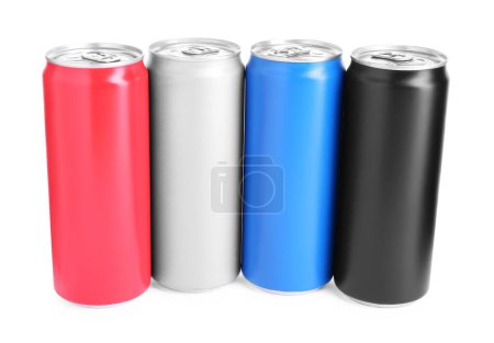 Foto de Bebidas energéticas en latas de colores aisladas en blanco - Imagen libre de derechos