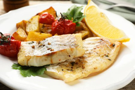Foto de Sabroso bacalao cocido con verduras en la mesa, primer plano - Imagen libre de derechos
