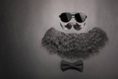 Téléchargez les photos : Composition à plat avec moustache artificielle et lunettes de soleil sur fond noir, espace pour le texte - en image libre de droit