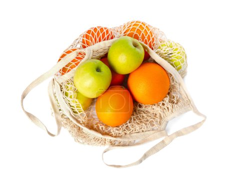 Téléchargez les photos : Sac à ficelle avec pommes et oranges fraîches isolé sur blanc, vue de dessus - en image libre de droit