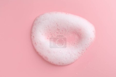Échantillon de mousse duveteuse sur fond rose, vue de dessus