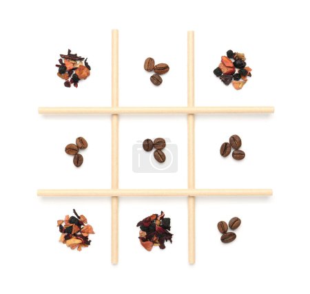 Tic-Tac-Toe-Spiel mit Kaffeebohnen und trockenen Teeblättern isoliert auf weiß, Ansicht von oben