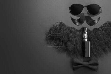 Téléchargez les photos : Composition à plat avec moustache artificielle et lunettes de soleil sur fond noir, espace pour le texte - en image libre de droit