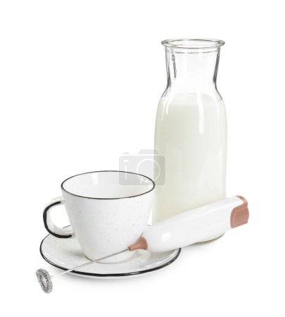 Mini mezclador (espuma de leche), taza y botella aisladas en blanco