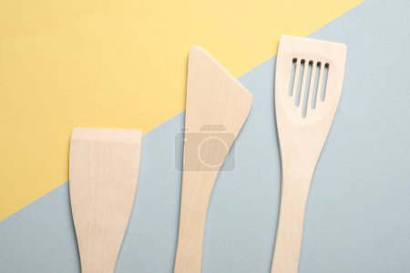 Téléchargez les photos : Différentes spatules en bois sur fond de couleur, pose plate - en image libre de droit