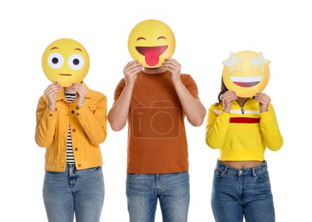 Foto de Personas cubriendo caras con emoticonos sobre fondo blanco - Imagen libre de derechos