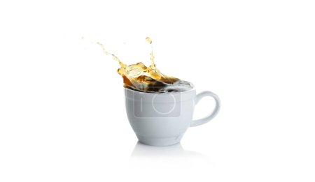 Café salpicando en taza sobre fondo blanco
