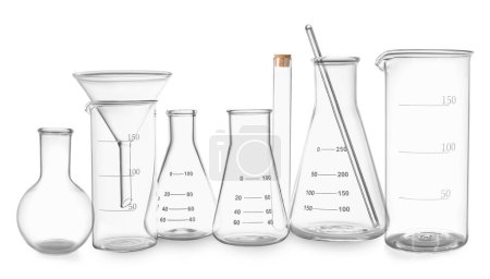 Set de diferentes cristalería de laboratorio aislada en blanco