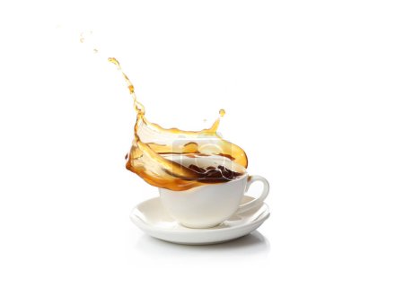 Kaffee spritzt in Tasse auf weißem Hintergrund