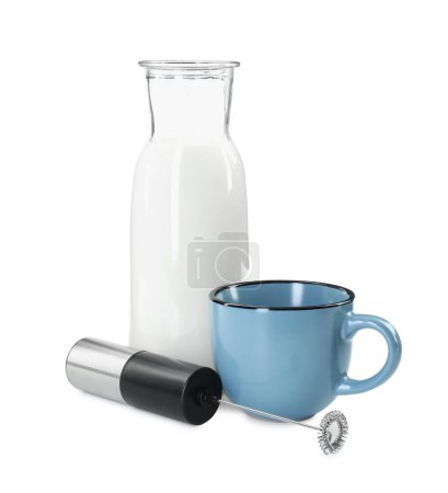 Varita espumosa de leche, taza y jarra de vidrio aislada en blanco