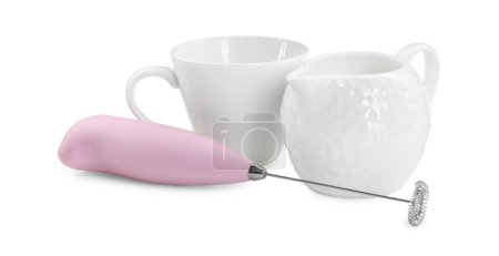Mousseur de lait baguette, tasse et pichet isolé sur blanc