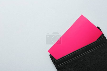Téléchargez les photos : Porte-cartes de visite en cuir avec cartes colorées sur fond gris clair, vue de dessus. Espace pour le texte - en image libre de droit