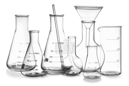Set de diferentes cristalería de laboratorio aislada en blanco
