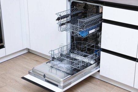 Offene, saubere leere Spülmaschine in der Küche. Haushaltsgerät