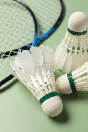 Téléchargez les photos : Navettes de badminton en plumes et raquettes sur fond vert, gros plan - en image libre de droit