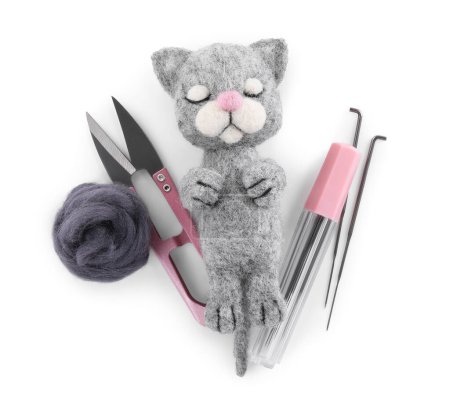 Téléchargez les photos : Aiguille feutrée chat, laine et outils isolés sur blanc, vue de dessus - en image libre de droit