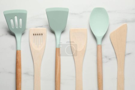Téléchargez les photos : Différentes spatules sur table en marbre blanc, plat - en image libre de droit