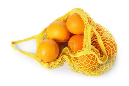 Téléchargez les photos : Oranges fraîches dans un sac à ficelle jaune isolé sur blanc, vue de dessus - en image libre de droit