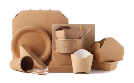 Umweltfreundliche Lebensmittelverpackungen, Geschirr und Papiertüten isoliert auf weiß