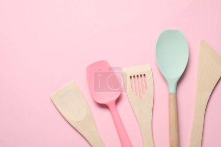 Téléchargez les photos : Différentes spatules sur fond rose, à plat. Espace pour le texte - en image libre de droit