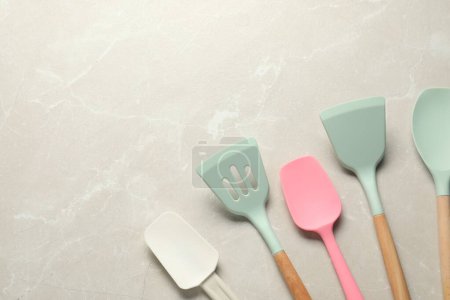 Téléchargez les photos : Différentes spatules sur table en marbre clair, plat. Espace pour le texte - en image libre de droit