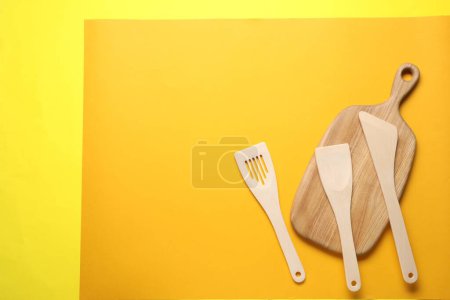 Téléchargez les photos : Différentes spatules en bois et planche sur fond de couleur, pose plate. Espace pour le texte - en image libre de droit