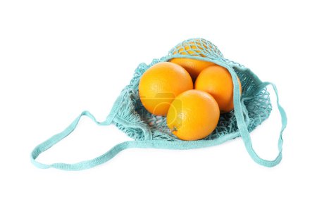 Téléchargez les photos : Oranges fraîches dans un sac à ficelle isolé sur blanc - en image libre de droit