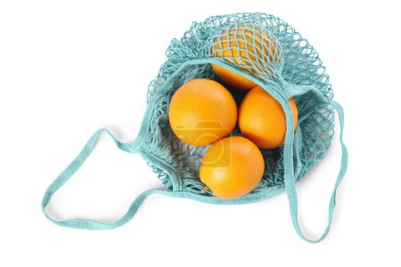 Téléchargez les photos : Oranges fraîches dans un sac à ficelle isolé sur blanc, vue ci-dessus - en image libre de droit