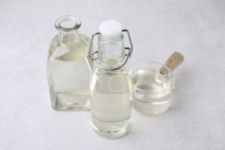 Foto de Vinagre en frascos de vidrio y cacerola sobre mesa ligera - Imagen libre de derechos