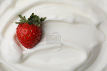Sabroso yogur con fresa como fondo, vista superior. Espacio para texto