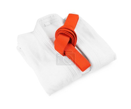 Orangefarbener Karategürtel und Kimono isoliert auf Weiß