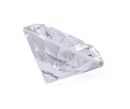 Téléchargez les photos : Un beau diamant brillant isolé sur blanc - en image libre de droit