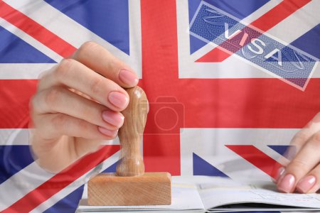 Exposition multiple avec femme estampillage page de visa dans le passeport et le drapeau de la Grande-Bretagne, gros plan