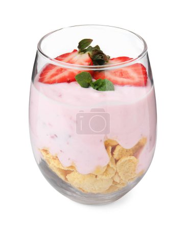 Vidrio con yogur, fresas y copos de maíz aislados en blanco