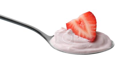 Delicioso yogur natural con fresa fresca en cuchara aislada en blanco