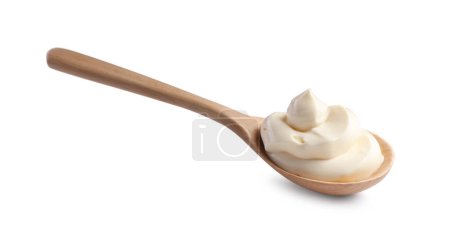 Yogur natural en cuchara de madera aislada en blanco