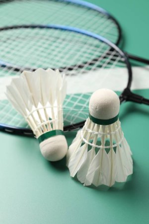 Téléchargez les photos : Navettes de badminton en plumes et raquettes sur table verte, gros plan - en image libre de droit