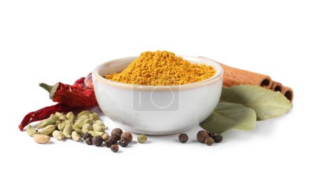 Curry-Pulver in Schüssel und andere Gewürze isoliert auf weiß