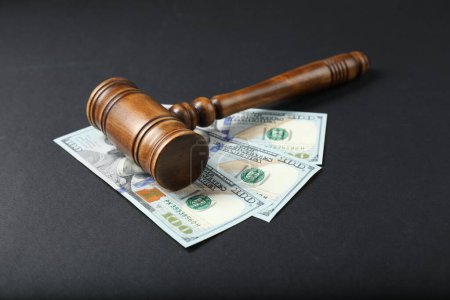 Gesetzesklau mit Dollars auf grauem Tisch