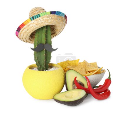 Téléchargez les photos : Cactus avec chapeau de sombrero mexicain, fausse moustache, piments, avocats coupés et copeaux de nachos dans un bol isolé sur blanc - en image libre de droit