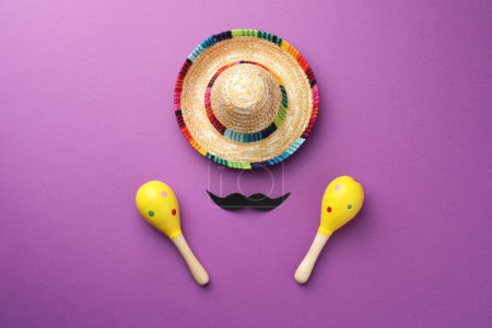 Téléchargez les photos : Chapeau sombrero mexicain, fausse moustache et maracas sur fond violet, plat - en image libre de droit