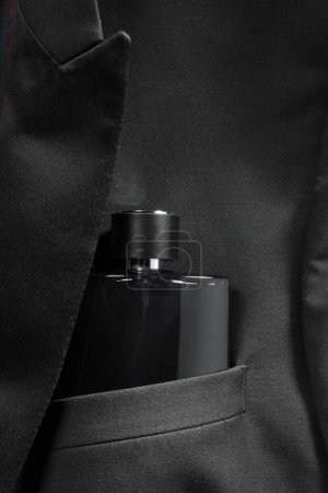 Téléchargez les photos : Parfum homme de luxe dans la poche poitrine de veste noire, vue sur le dessus - en image libre de droit