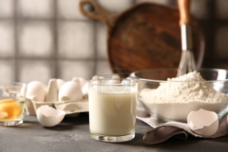 Téléchargez les photos : Différents ingrédients pour pâte sur table grise, gros plan - en image libre de droit