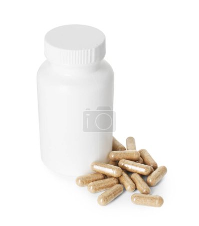 Téléchargez les photos : Bouteille et pile de pilules vitaminées isolées sur blanc - en image libre de droit