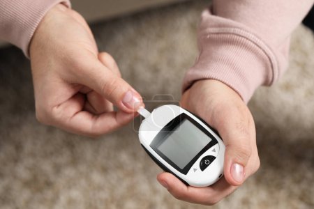 Téléchargez les photos : Test de diabète. Homme avec glucomètre sur fond flou, gros plan - en image libre de droit